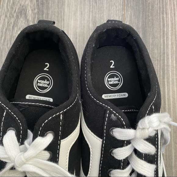 🌈 wonder nation kids sneakers size 2 - Picture 3 of 6
